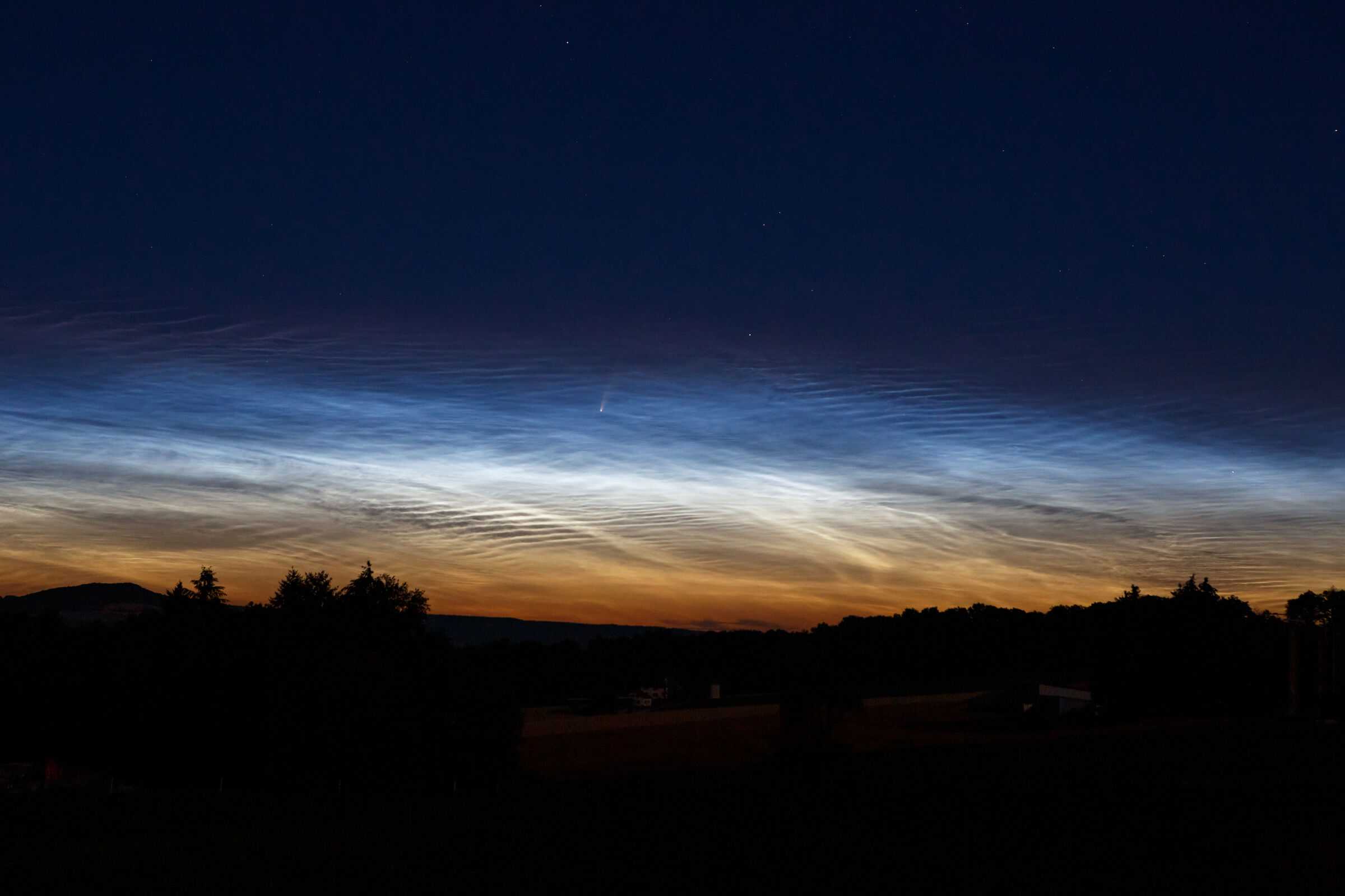 Komet Neowise mit leuchtenden Nachtwolken